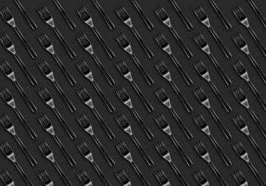 Gri arkaplanda birçok şeffaf plastik çatal, üst görünüm