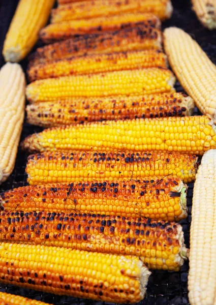 Maíz asado. verduras maíz a la parrilla en la estufa caliente . — Foto de Stock