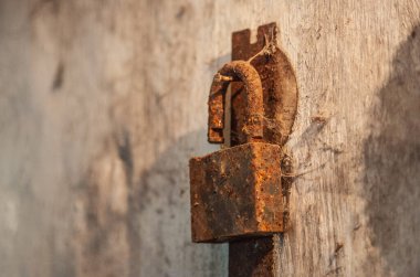 Paslı kilidi kapatın.