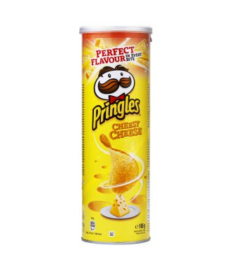 CHISINAU, MOLDOVA - 3 Haziran 2020: Pringles patates cipsi peynir tyube paketi beyaz arka planda izole edildi