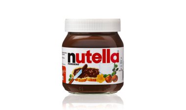 CHISINAU, MOLDOVA - 3 Haziran 2020: Nutella kavanozu beyaz arka planda izole edilmiş. Nutella, İtalyan Ferrero firması tarafından üretilir ve ilk kez 1965 yılında tanıtılmıştır. İllüstrasyon başyazısı. kırpma yolu ile.