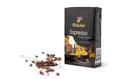 CHISINAU, MOLDOVA - 3 Haziran 2020: Tchibo kahve espresso kutusu ve beyaz arka planda kahve çekirdekleri ile kaşık. kırpma yolu ile