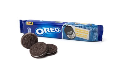 CHISINAU, MOLDOVA - 3 Haziran 2020: bir paket Nabisco çikolatalı sandviç. Beyaz arkaplanda izole