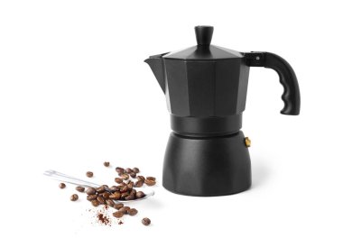 İtalyan kahve makinesi ve kahve çekirdekli kaşık beyaz arka planda kırpma yolu ile izole