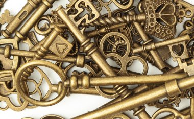 Beyaz arkaplanda izole edilmiş eski tuş yığını