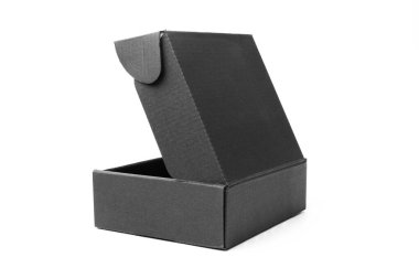 Kapalı tek karton kutu beyaz arka planda izole edilmiş, paket teslimatı için siyah karton kutu. kırpma yolu ile