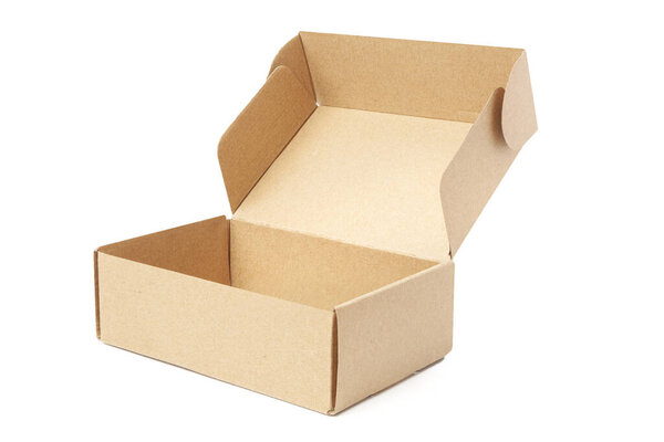 крупным планом одна коробка открываются пустые изолированные на белом фоне, коричневый картонный ящик для доставки пакетов. С обрезанием пути