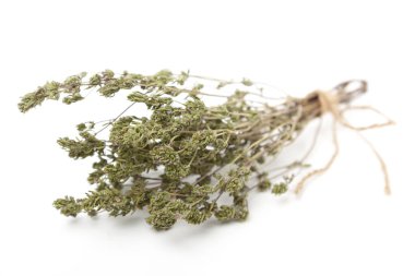 Kuru kekik yığını ve sapları beyaz arkaplanda izole edilmiş bitkiler