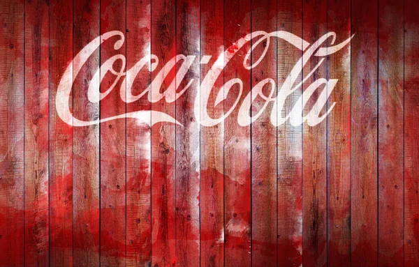 Chisinau, Moldova - 7 Eylül 2020: ahşap çit resimli eski Coca Cola logosu