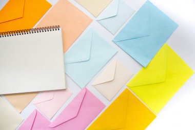 Pastel renklerdeki zarflar boş bir w ile eğik bir şekilde hizalanır