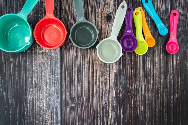 Набор Красочных Измерительных Чашек Измерительных Ложек Используемых Приготовлении Пищи Лежал — стоковое фото
