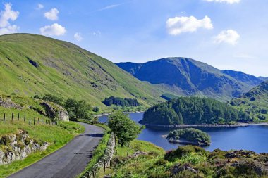 Güzel ve pitoresk doğa ve açık alanlarda yakalama, Haweswater Rezervuar, Lake District. Yükselen yol kenarı, süpürme vadi, dağlık arazi, bir devasa rezervuar, yemyeşil ve kaya formları harika bir karışımını sağlayan.