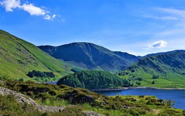 Güzel ve pitoresk doğa ve açık alanlarda yakalama, Haweswater Rezervuar, Lake District. Yükselen yol kenarı, süpürme vadi, dağlık arazi, bir devasa rezervuar, yemyeşil ve kaya formları harika bir karışımını sağlayan.