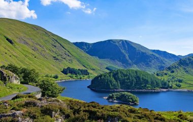 Güzel ve pitoresk doğa ve açık alanlarda yakalama, Haweswater Rezervuar, Lake District. Yükselen yol kenarı, süpürme vadi, dağlık arazi, bir devasa rezervuar, yemyeşil ve kaya formları harika bir karışımını sağlayan.