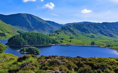 Güzel ve pitoresk doğa ve açık alanlarda yakalama, Haweswater Rezervuar, Lake District. Yükselen yol kenarı, süpürme vadi, dağlık arazi, bir devasa rezervuar, yemyeşil ve kaya formları harika bir karışımını sağlayan.