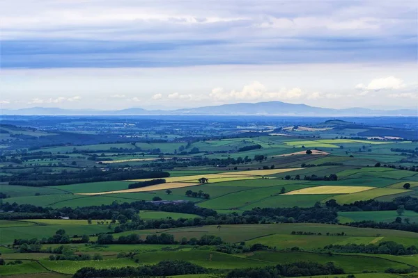 Capturer Horizon Longue Distance Brumeux Atmosphérique Avec Prairie Luxuriante Terres — Photo