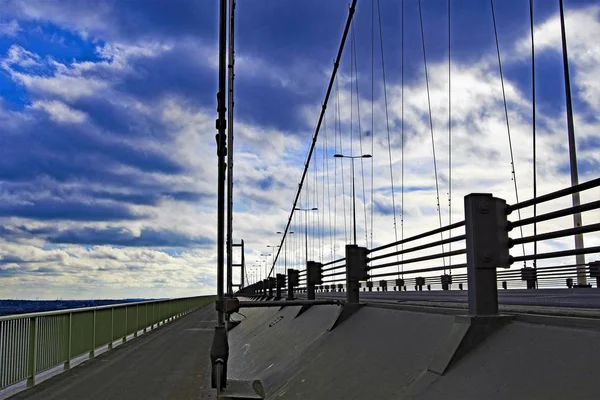Przechwytywanie Słynnego Wspaniałego Humber Bridge Przed Dramatyczne Atmosferyczne Pochmurne Tło — Zdjęcie stockowe