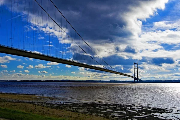 Catturare Famoso Magnifico Humber Bridge Fronte Uno Sfondo Nuvoloso Drammatico — Foto Stock