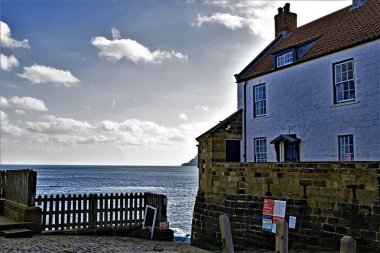 Robin Hood's Bay kasabasından Kuzey Denizi'nin geç bir kış görünümü yakalama.