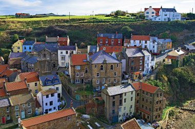 Staithes, North York Moors Milli Parkı'nda yer alan güzel, antika ve eşsiz bir şekilde korunmuş tarihi balıkçı köyüdür. Bu Cleveland Yolu'nun bir parçasıdır ve Whitby ve Scarborough yakın yer almaktadır. 