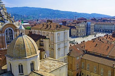 Torino çatılarının havadan ele geçirilmesi, St John the Baptist Katedrali'nin çan kulesinin tepesinden alınan, Torino, İtalya, Çarşamba günü, 17 Nisan, 2019.