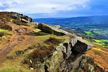 Bamford Edge, Hope Valley'de, Peak District, Derbyshire, İngiltere'de doğal güzelliklerin güzel ve çarpıcı bir alanıdır..