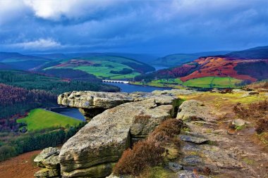 Bamford Edge, Hope Valley'de, Peak District, Derbyshire, İngiltere'de doğal güzelliklerin güzel ve çarpıcı bir alanıdır..