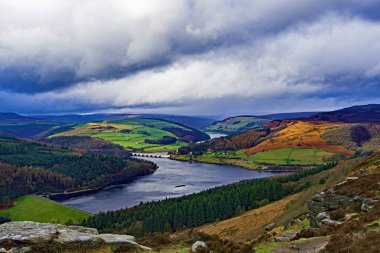 Bamford Edge, Hope Valley'de, Peak District, Derbyshire, İngiltere'de doğal güzelliklerin güzel ve çarpıcı bir alanıdır..