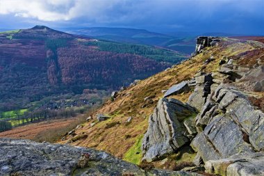 Bamford Edge, Hope Valley'de, Peak District, Derbyshire, İngiltere'de doğal güzelliklerin güzel ve çarpıcı bir alanıdır..