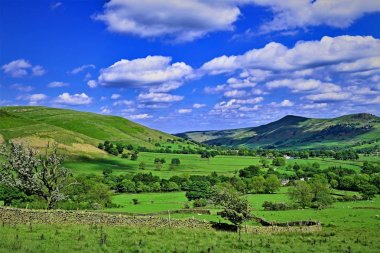 Derbyshire'daki Beyaz Tepeler'in Hope Valley bölgesi, Edale, Kinderscout ve Win Hill Pike çevresinde dağ ve vadi manzaralarının muhteşem manzarasını sunar..