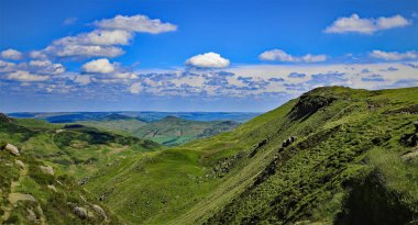 Derbyshire'daki Beyaz Tepeler'in Hope Valley bölgesi, Edale, Kinderscout ve Win Hill Pike çevresinde dağ ve vadi manzaralarının muhteşem manzarasını sunar..