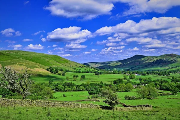 The Hope Valley area of the White Peaks, in Derbyshire, makes for magnificent views of mountain and valley landscapes, around Edale, Kinderscout and Win Hill Pike.