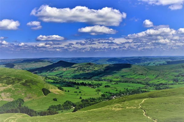 The Hope Valley area of the White Peaks, in Derbyshire, makes for magnificent views of mountain and valley landscapes, around Edale, Kinderscout and Win Hill Pike.