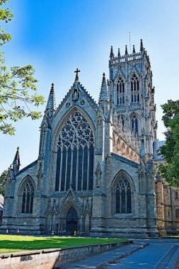 St George's Minster, Doncaster, South Yorkshire Gotik ön arkasında muhteşem mavi gökyüzü yakalama.