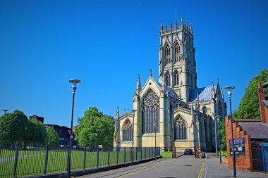Muhteşem mavi gökyüzü ve St George's Minster, Doncaster, South Yorkshire önünde çevreleyen yeşil otlar yakalama.