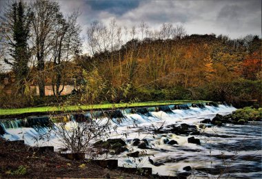 Sonbahar sonbaharında hızlı akan su yakalama, Sprotbrough Flash, Doncaster, South Yorkshire, İngiltere.