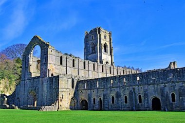 Ripon, North Yorkshire, İngiltere'deki Fountains ' Abbey ve Studley Royal Waters bahçeleri, bir Dünya Mirası alanıdır. Manastır 900 yıldan daha eskidir ve bahçede eşsiz bir sekizgen kule, follies ve ek tarihi binalar bulunmaktadır.. 