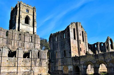 Ripon, North Yorkshire, İngiltere'deki Fountains ' Abbey ve Studley Royal Waters bahçeleri, bir Dünya Mirası alanıdır. Manastır 900 yıldan daha eskidir ve bahçede eşsiz bir sekizgen kule, follies ve ek tarihi binalar bulunmaktadır.. 