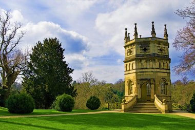 Ripon, North Yorkshire, İngiltere'deki Fountains ' Abbey ve Studley Royal Waters bahçeleri, bir Dünya Mirası alanıdır. Manastır 900 yıldan daha eskidir ve bahçede eşsiz bir sekizgen kule, follies ve ek tarihi binalar bulunmaktadır.. 