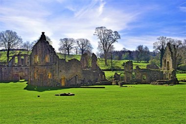 Ripon, North Yorkshire, İngiltere'deki Fountains ' Abbey ve Studley Royal Waters bahçeleri, bir Dünya Mirası alanıdır. Manastır 900 yıldan daha eskidir ve bahçede eşsiz bir sekizgen kule, follies ve ek tarihi binalar bulunmaktadır.. 