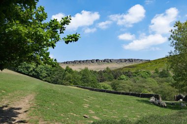 Hathersage 'ın kuzeyinde yer alan Stanage Edge, aylaklar ve Karanlık Tepe ve Umut Vadisi' nin çarpıcı manzaralı kaya tırmanışları için popüler bir yerdir. Kavak taşı kenarı yaklaşık 4 mil boyunca uzanıyor..