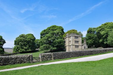Stanage Edge 'in altındaki engebeli bir yamaçta duran North Lees Malikanesi Peak Ulusal Parkı' nın en görkemli manzaralarının arasında yer almaktadır. Bronte 'den Jane Eyre, Thornfield Hall için ilham kaynağı oldu..