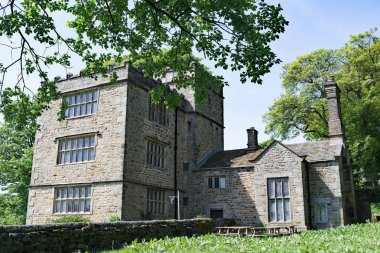Stanage Edge 'in altındaki engebeli bir yamaçta duran North Lees Malikanesi Peak Ulusal Parkı' nın en görkemli manzaralarının arasında yer almaktadır. Bronte 'den Jane Eyre, Thornfield Hall için ilham kaynağı oldu..