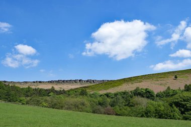 Hathersage 'ın kuzeyinde yer alan Stanage Edge, aylaklar ve Karanlık Tepe ve Umut Vadisi' nin çarpıcı manzaralı kaya tırmanışları için popüler bir yerdir. Kavak taşı kenarı yaklaşık 4 mil boyunca uzanıyor..