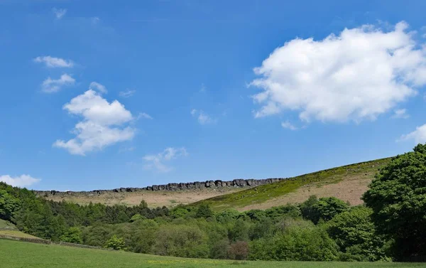 Расположенный Северу Хэтэуэя Stanage Edge Является Популярным Местом Прогулок Скалолазания — стоковое фото