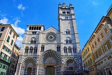 Ligurya Denizi 'ndeki Ceneviz Körfezi' nde yer alan Cenova, Akdeniz 'in en önemli tarihi limanlarından biridir: İtalya' nın en yoğun limanı, Akdeniz 'in en kalabalık limanı ve Avrupa Birliği' nin en kalabalık on ikinci limanıdır. Etkileyici işaretleri var..