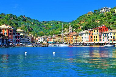 Portofino, Cenova şehrinin güneydoğusunda, İtalyan Rivierası sahil şeridinde bir balıkçı köyüdür. 16. yüzyıldan kalma bir kale olan Castello Brown'a giden Piazzetta'dan bir patikadan harika panoramik manzaralara sahiptir..  