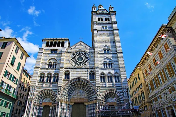 Ligurya Denizi 'ndeki Ceneviz Körfezi' nde yer alan Cenova, Akdeniz 'in en önemli tarihi limanlarından biridir: İtalya' nın en yoğun limanı, Akdeniz 'in en kalabalık limanı ve Avrupa Birliği' nin en kalabalık on ikinci limanıdır. Etkileyici işaretleri var..