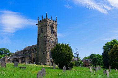 Aziz Peter Kilisesi tam olarak 900 yıldır ibadet için kullanılıyor, ancak Covid 19 krizi nedeniyle yakın zamanda kapatıldı. St Peter Kilisesi, Felkirk, Güney Hiendley, Wakefield, Batı Yorkshire, İngiltere, 27 Mayıs 2020.