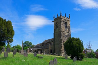 Aziz Peter Kilisesi tam olarak 900 yıldır ibadet için kullanılıyor, ancak Covid 19 krizi nedeniyle yakın zamanda kapatıldı. St Peter Kilisesi, Felkirk, Güney Hiendley, Wakefield, Batı Yorkshire, İngiltere, 27 Mayıs 2020.
